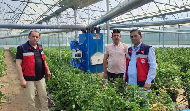 Simav'da topraksız seraya geçiş yapan üreticilere teknik bilgi verildi