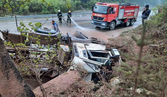 Sinop'ta kum yüklü kamyon devrildi