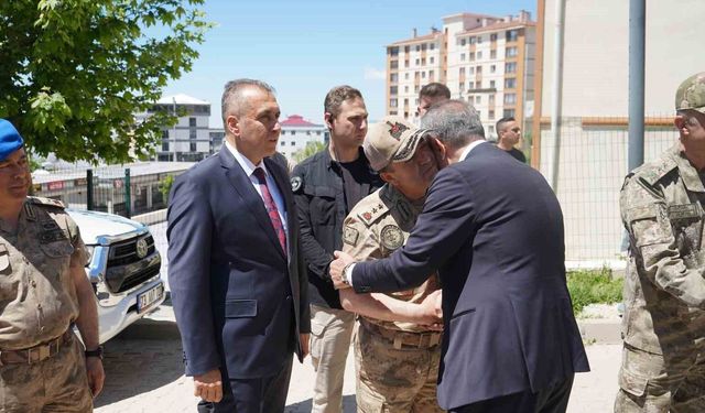 Şırnak'ta bayramlaşmada birlik mesajı: 'Bereketli hilalin parlayan yıldızıyız'