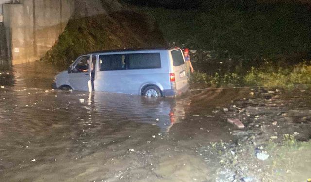 Suya gömülen araçta anne ve oğlu mahsur kaldı, ekipler seferber oldu