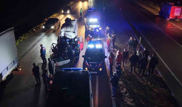 Tarım işçilerini taşıyan minibüs tıra çarptı: 12 yaralı