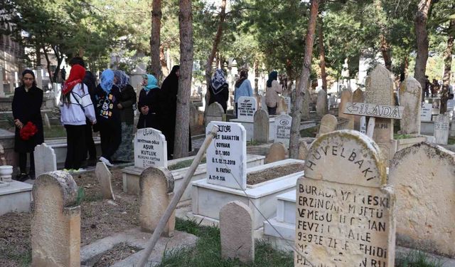 Terzibaba Mezarlığı'nda arife günü yoğunluğu