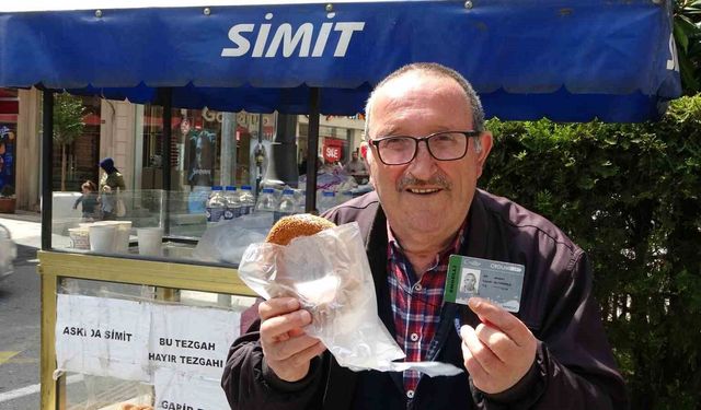 Tezgahı küçük, gönlü büyük engelli simitçi