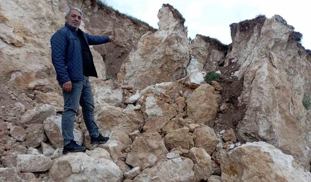 Tokat'ta köy girişindeki heyelan korkuttu