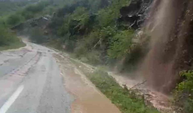Trabzon-Bayburt karayolunda ulaşıma sel engeli