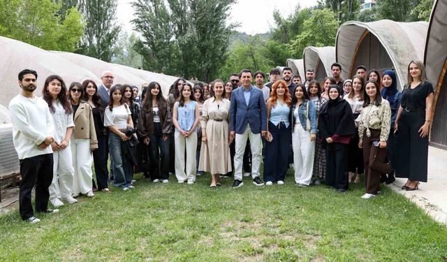 Tunceli Valisi Aygöl, üniversite öğrencileriyle bir araya gelerek bayramlaştı