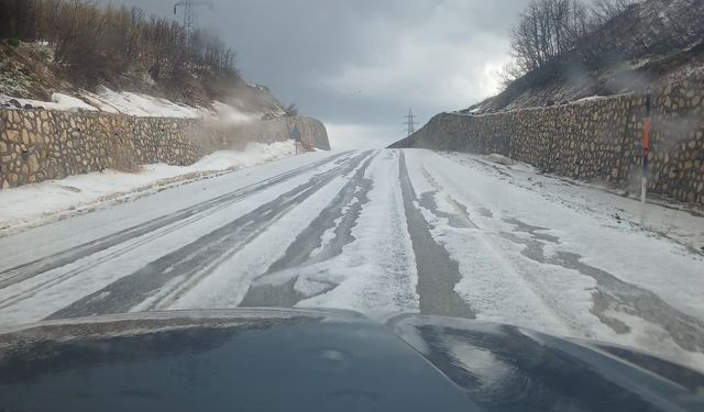 Tunceli'de dolu yağışı etkili oldu: Sürücüler zor anlar yaşadı