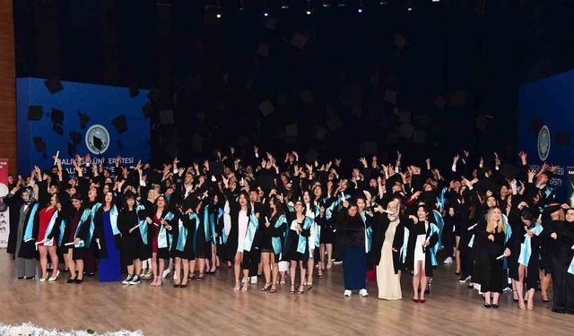 Turizm Fakültesinde mezuniyet coşkusu