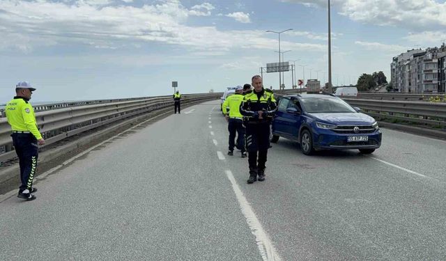 Viyadükte bayrak sallayan karayolları çalışanına otomobil çarptı