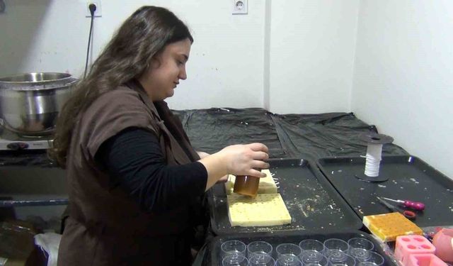 Yaşadığı şehrin simgelerini muma dönüştürüyor