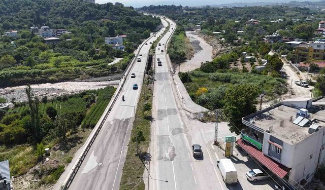 Yaşanan sel felaketinde yıkılarak 2 gence mezar olan Karaçay Köprüsü onarımı yapılarak trafiğe açıldı