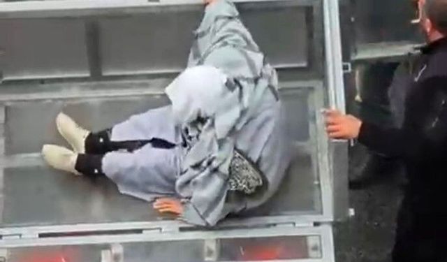 Yaşlı annesi ve halasını yük asansörüyle evine çıkardı