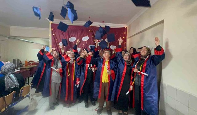 Yıllar sonra gelen mezuniyet sevinci: İçlerinde kalan ukdeleri kep atarak attılar