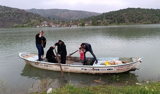 Yozgat'ta yolu sular altında kalan köye kayıkla ulaştılar