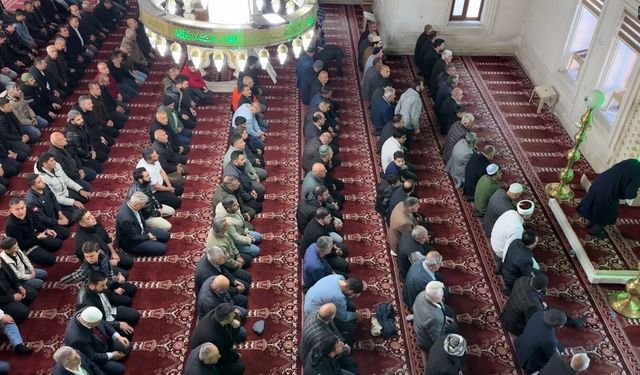 Yüksekova'da bayram namazında vatandaşlar camileri doldurdu