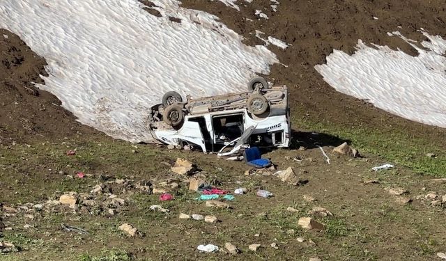 Yüksekova'da pancar işçilerini taşıyan minibüs uçuruma yuvarlandı: 1 ölü, 7 yaralı