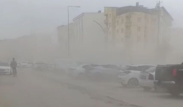 Yüksekova'da şiddetli rüzgar