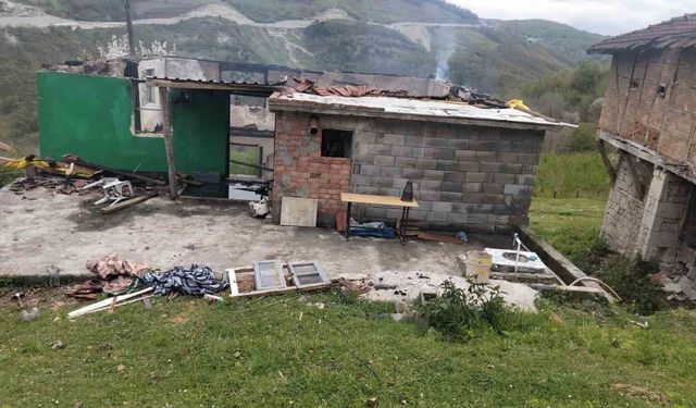 Zonguldak'ta çıkan yangın yaşlı çiftin evini küle çevirdi