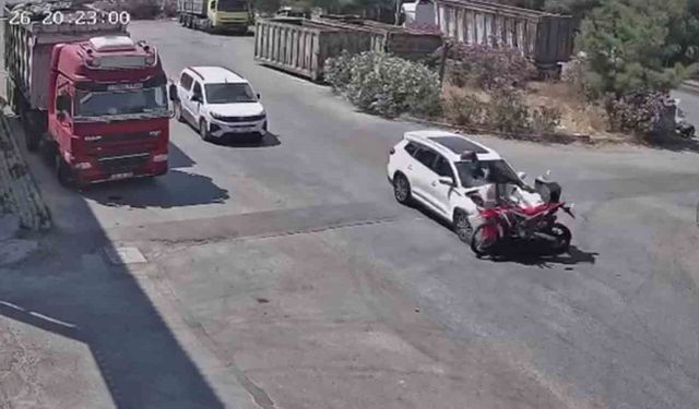15 yaşındaki çocuğun kullandığı otomobil motosiklete çarptı, sürücü ağır yaralandı