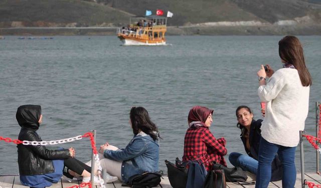 1700 rakımdaki doğa harikası göl turistlerin ilgi odağı