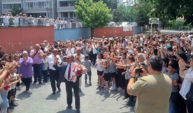 44 Yıllık eğitime adanmış bir hayat: Okul müdürü gözyaşları arasında emekliye ayrıldı