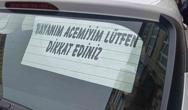 Acemi sürücünün arka cam yazısı dikkat çekti