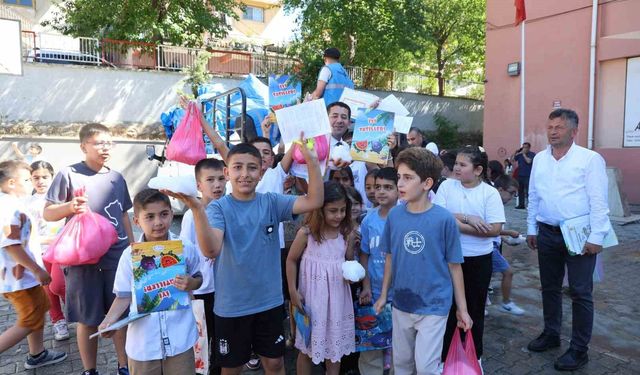 Adana sıcağında öğrencilere buz gibi karne hediyesi