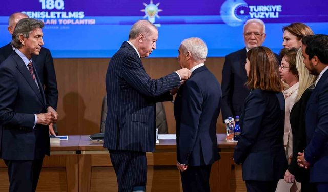 AK Parti'ye katılan Keşan Belediye Başkanı'nın rozetini Cumhurbaşkanı Erdoğan taktı