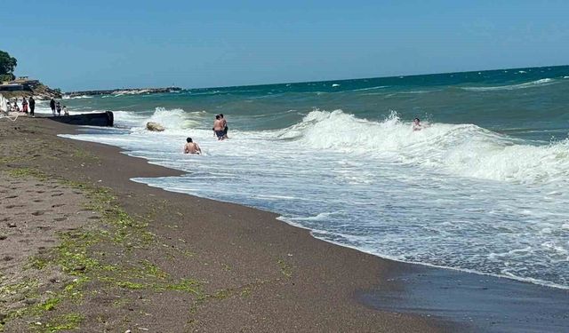 Akçakoca'da dalga boyu 2 metreyi aştı