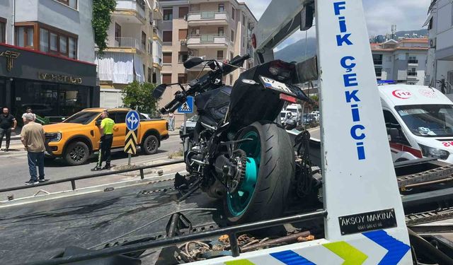 Alanya'da motosiklet ile otomobil çarpıştı: 1 yaralı