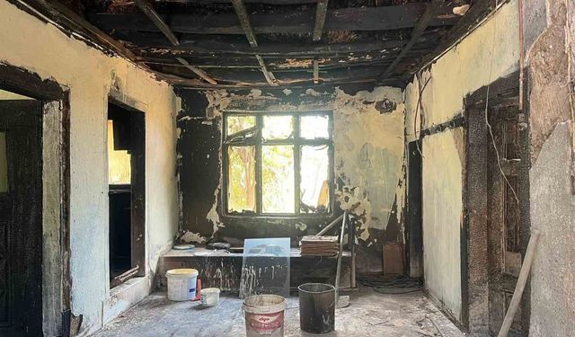 Alevlerin geride bıraktığı acı tablo: Evi yanan acılı baba uzatılacak yardım elini bekliyor