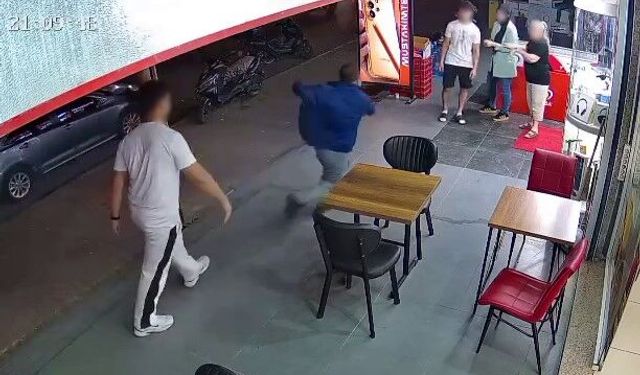 Alkolik adam esnafın korkusu oldu: Bir kadına bıçakla saldırdı, ayağı kayıp yere düştü