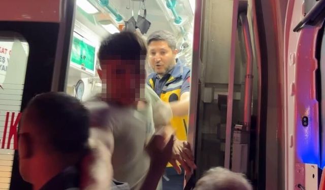 Ambulanstan fırlayıp gazeteciye böyle saldırdı