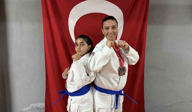 Anne ve kızı minderde birlikte şampiyonluklara koşuyor