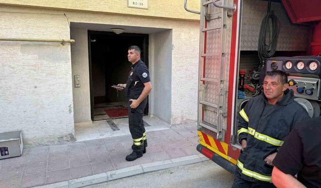 Apartman girişinde çıkan yangında 2 kişi dumandan etkilendi