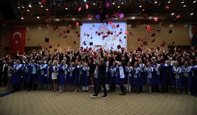 AÜ Tıp Fakültesi'nde 238 genç hekim yemin ederek mezun oldu