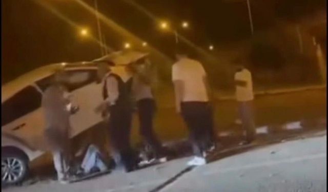 Aydınlatma direğine çarpan otomobil, beton kaidesi üzerinde asılı kaldı