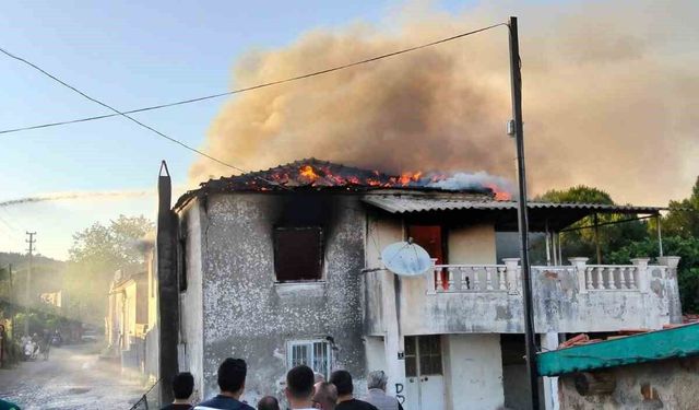 Ayvalık'ta metruk bina yangını