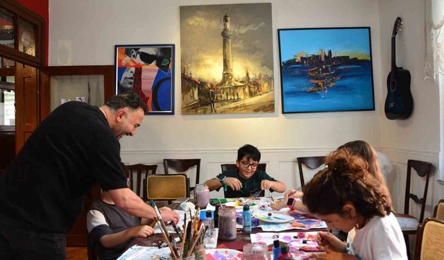 Babasının berber dükkanında başladı, şimdi tüm ailesiyle sanat üretiyor