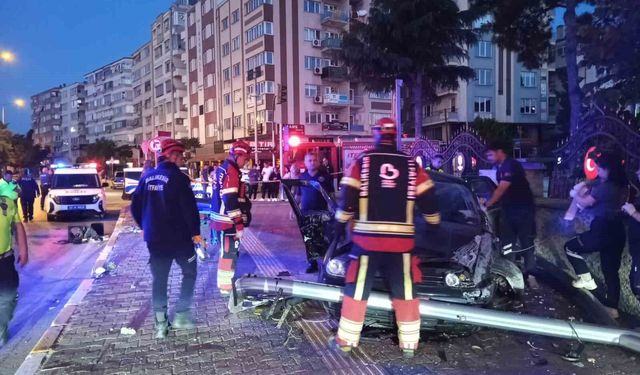 Balıkesir'de istinat duvarına çarpan otomobilin sürücüsü öldü
