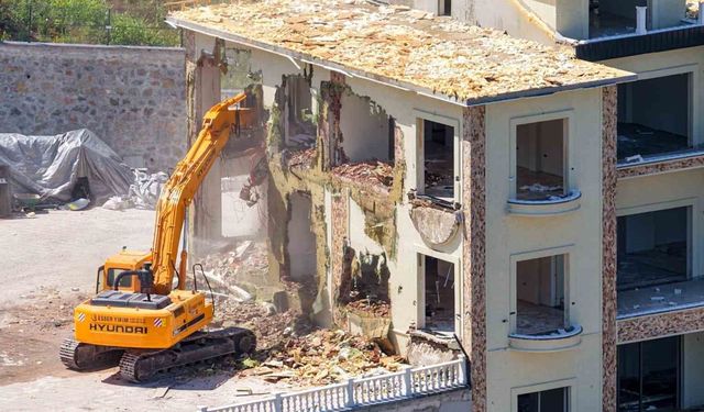 Başiskele'de ormanlık alana inşa edilen 3 katlı kaçak yapı yıkıldı