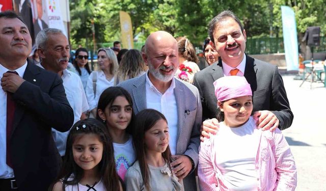 Başkan Çolakbayrakdar, karne sevinci yaşayan öğrencileri tebrik etti