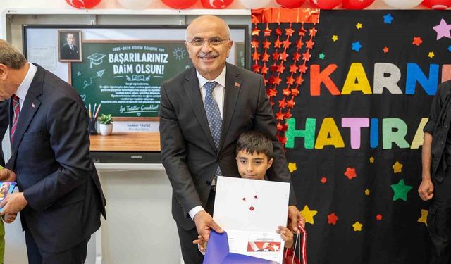 Başkan Er öğrencilerin karne heyecanına ortak oldu