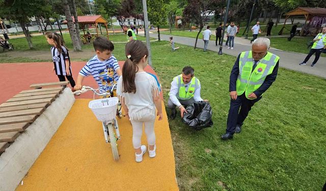 Başkan kolları sıvadı, gençlerle birlikte çöp topladı: 'Küçük ihmal büyük felakete dönüşebilir'
