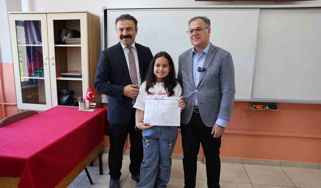 Başkan Özdoğan, Hacılar'da karne coşkusuna ortak oldu