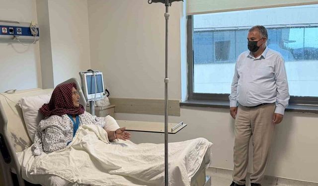 Başkan Pütün, Yaşayan İnsan Hazinesi Halime Özke'ye hastanede ziyaret etti