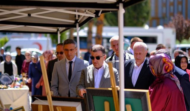 Bayburt Halk Eğitimi Merkezi kursiyerlerinden yıl sonu sergisi