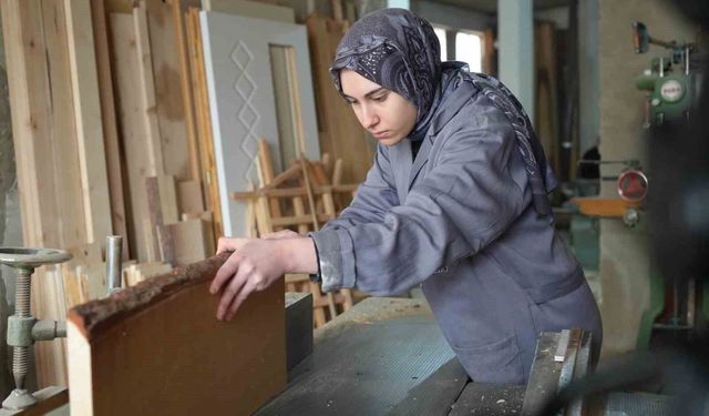 Bayburtlu genç kız mesleki eğitimle marangozluğa adım attı: Ahşaba şekil vererek zanaat öğreniyor