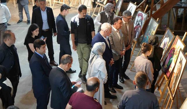 Bayburtlu genç yeteneklerin eserleri tarihi Taşhan'da sergilendi