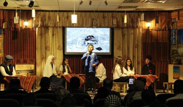 Bayburt'ta öğrencilerden şiir programı ve karma resim sergisi